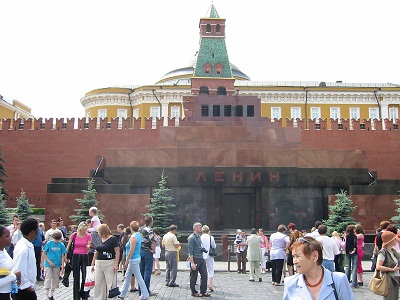 Urlaubsbild zeigt den Kreml am Roten Platz mit Lenin Mausoleum 