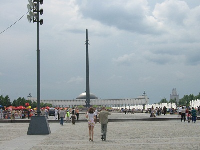 Urlaubsbild zeigt Park Pobedy mit Obelisk der Siegespark am Poklonnaja Huegel Sehenwürdigkeit 